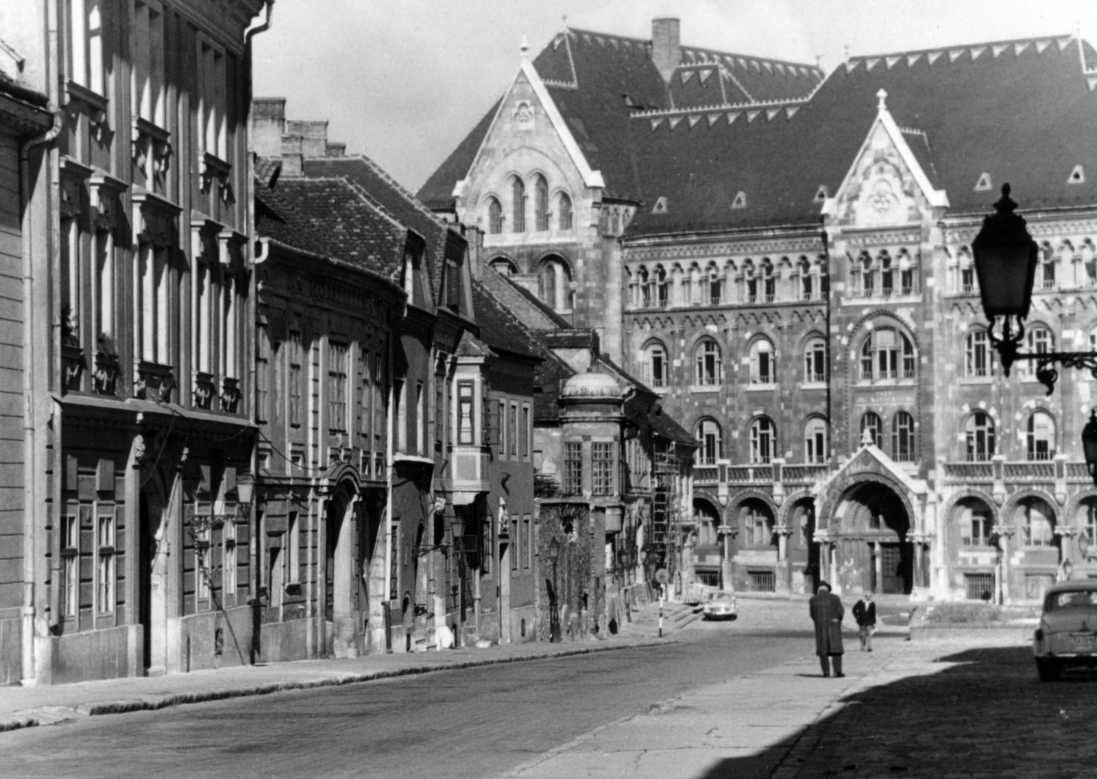Magyarország, Budapest I., Fortuna utca a Bécsi kapu tér, a Magyar Országos Levéltár épülete felé nézve., 1962, Antal Gábor, Budapest, műemlék, középület, Fortepan #199409