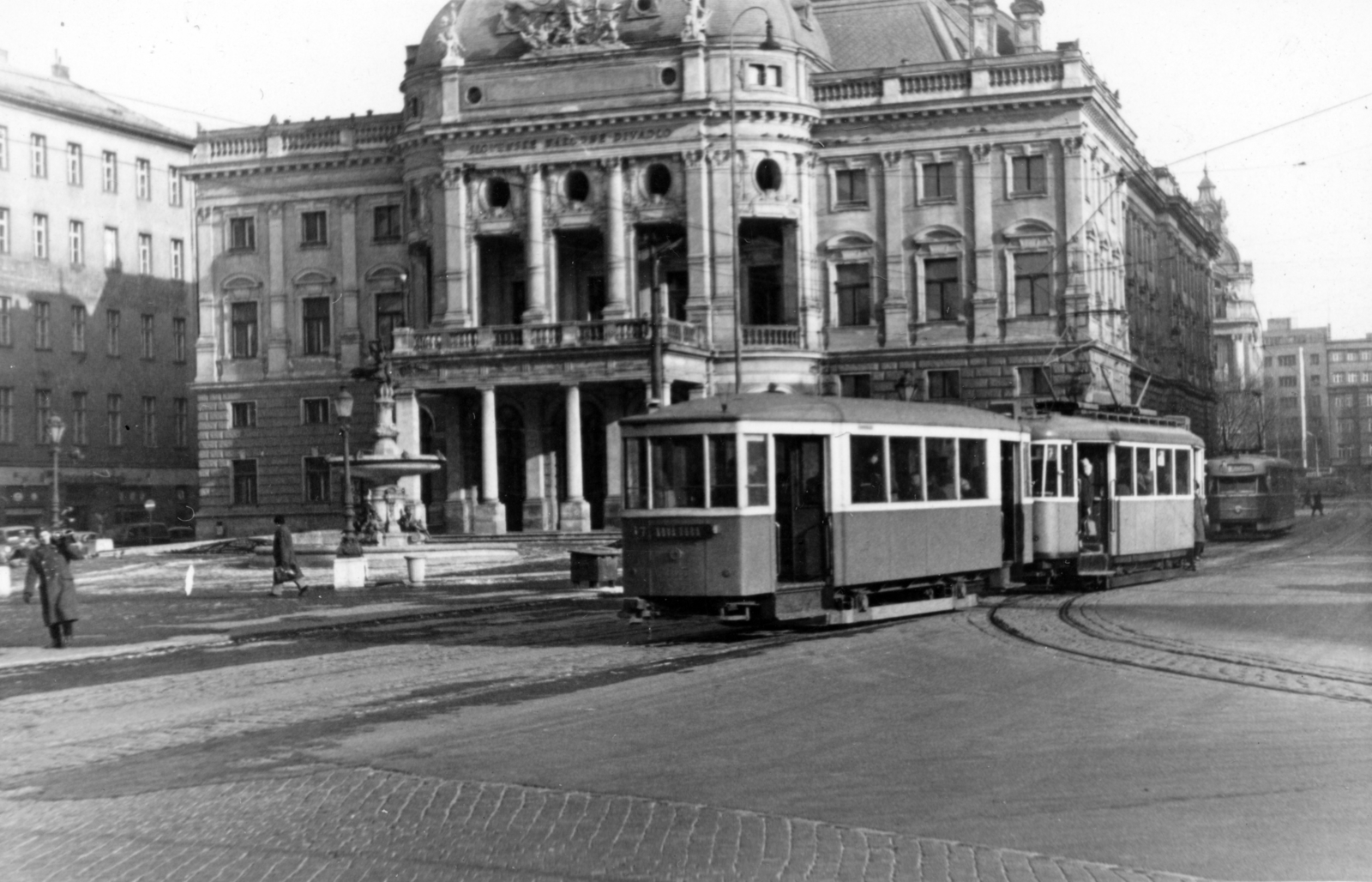Slovakia, Bratislava, Hviezdoslavovo námestie, Nemzeti Színház, előtte a Ganümédesz-kút., 1966, Antal Gábor, tram, public building, Fountain, Fortepan #199421