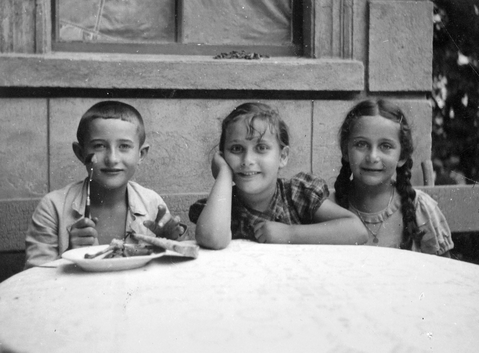 1937, Fortepan, prop up the head, three people, meal, Fortepan #19944