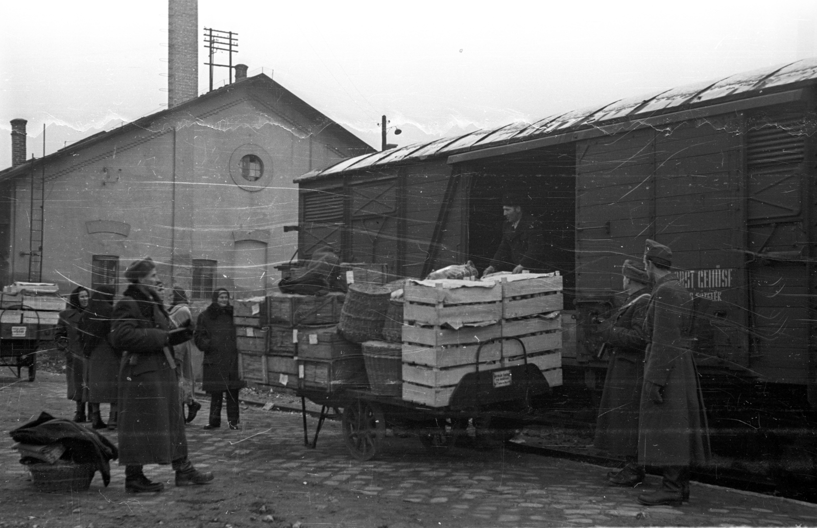Hungary, Budapest VI., Nyugati pályaudvar, külső vágány a raktáraknál. Külföldről érkezett élelmiszer-adomány kirakodása., 1956, Bauer Sándor, Budapest, coach, food, crate, Fortepan #199454
