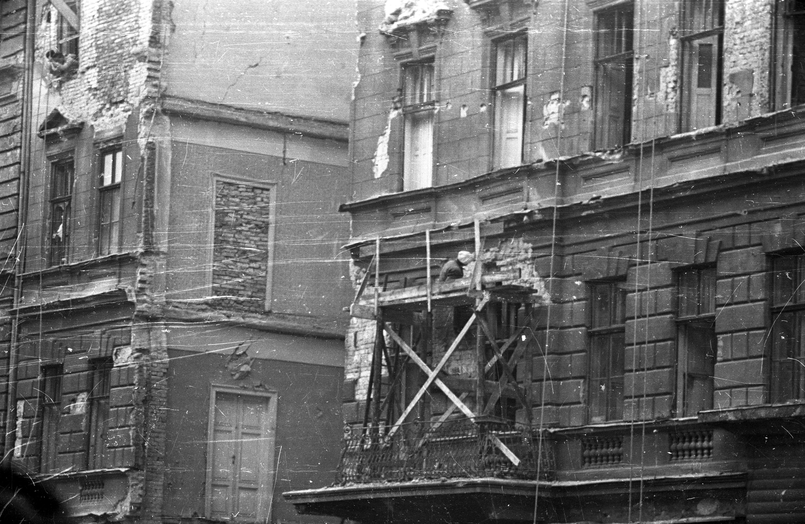 Magyarország, Budapest VII., a Rákóczi út 82-es számú romos ház., 1956, Bauer Sándor, Budapest, állvány, Fortepan #199463