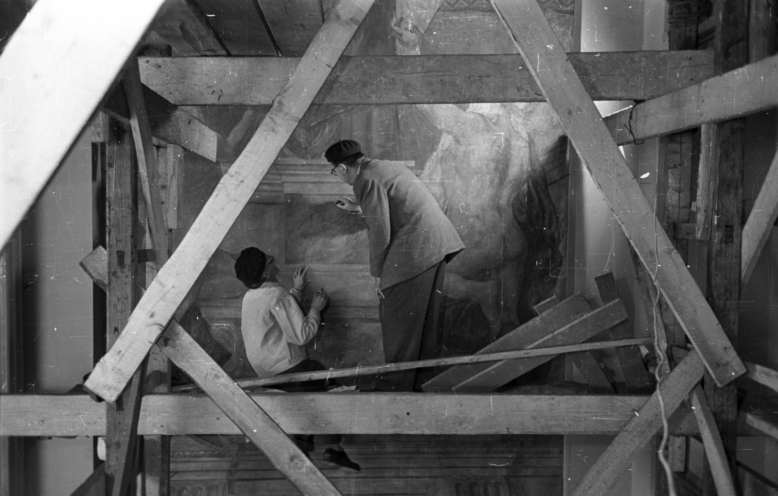 Hungary, Budapest VIII., Keleti pályaudvar, Lotz Károly Bányászat című freskójának (1887) restaurálása., 1956, Bauer Sándor, Budapest, scaffolding, Fortepan #199465
