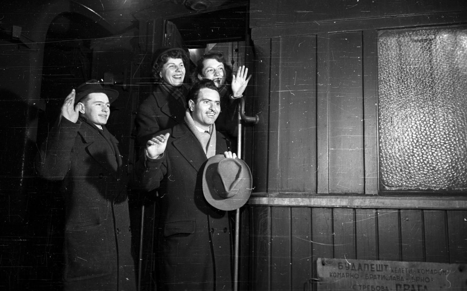 Hungary, Budapest VIII., Keleti pályaudvar. Előtérben jobbra Győrfi Endre olimpiai ezüstérmes vízilabdázó, háttérben Gesztiné Csatáry Jozefin és Egemé Huszár Aranka válogatott kézilabdázók., 1954, Bauer Sándor, Budapest, sportsperson, hat in hand, wave, water polo, handball, Fortepan #199469