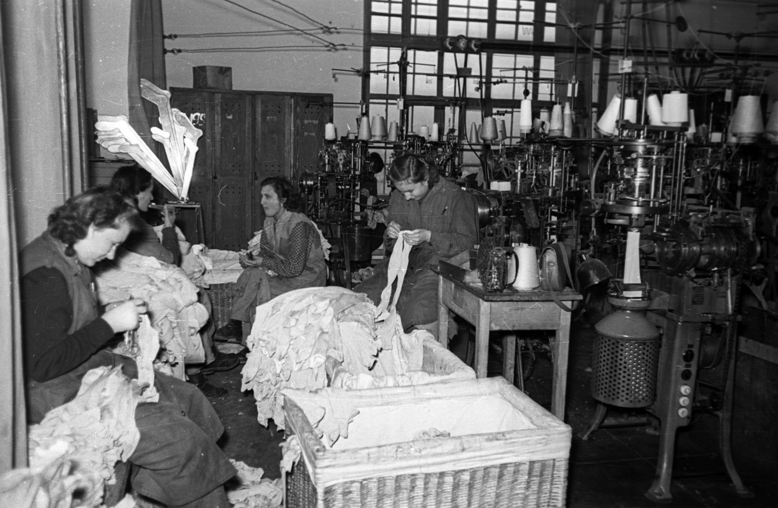 1954, Bauer Sándor, sandwich, factory, textile industry, wardrobe, knitting, knitwear, Fortepan #199471