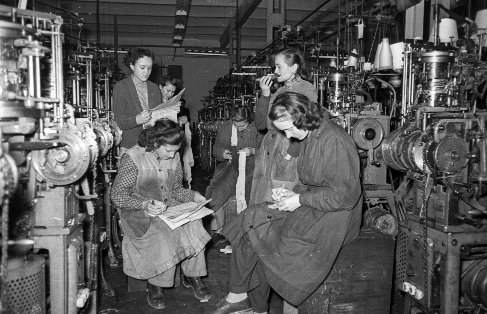 1954, Bauer Sándor, sandwich, textile industry, newspaper, reading, knitting, knitwear, factory, Fortepan #199472