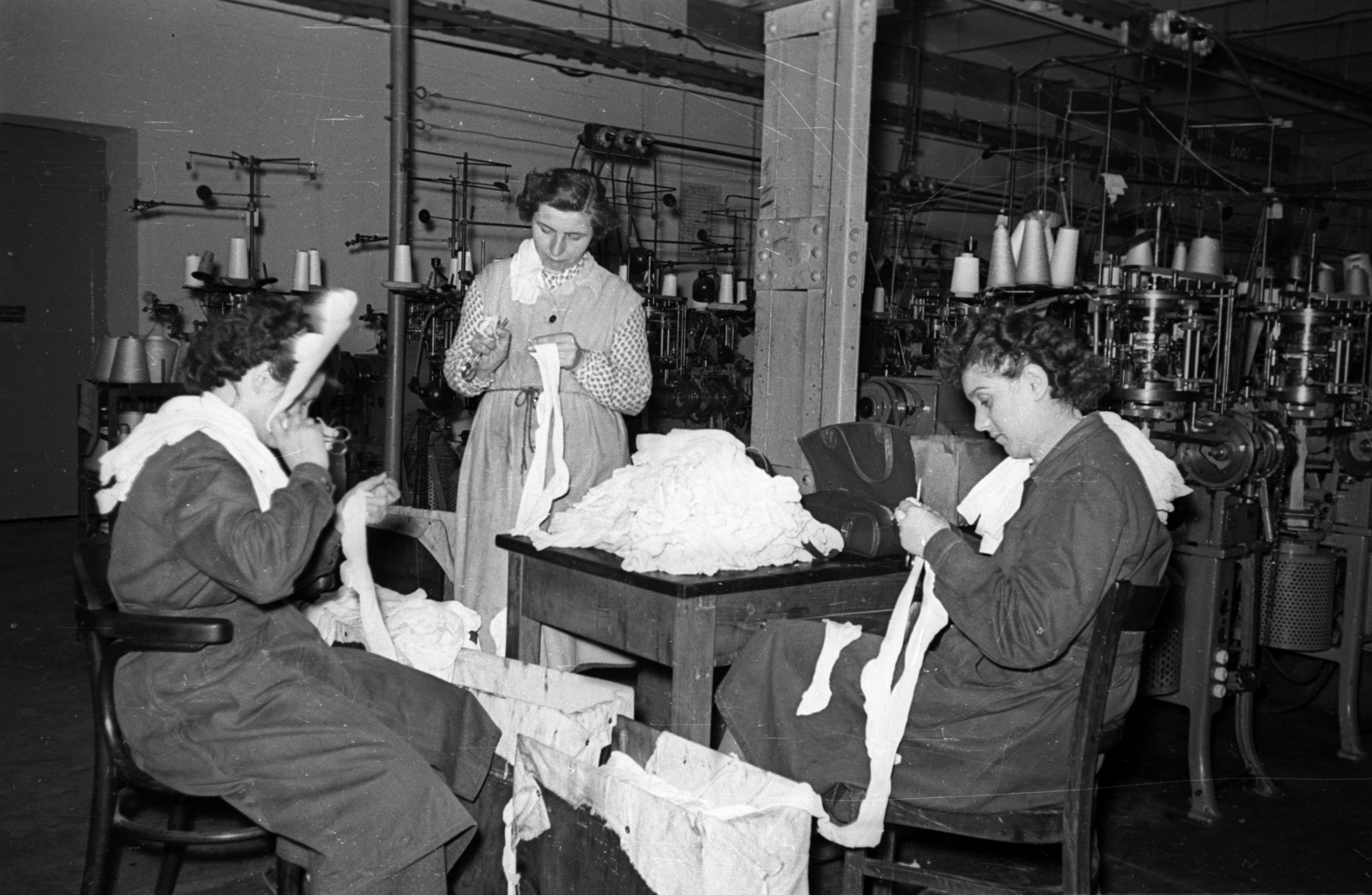 1954, Bauer Sándor, textile industry, knitting, knitwear, factory, Fortepan #199473