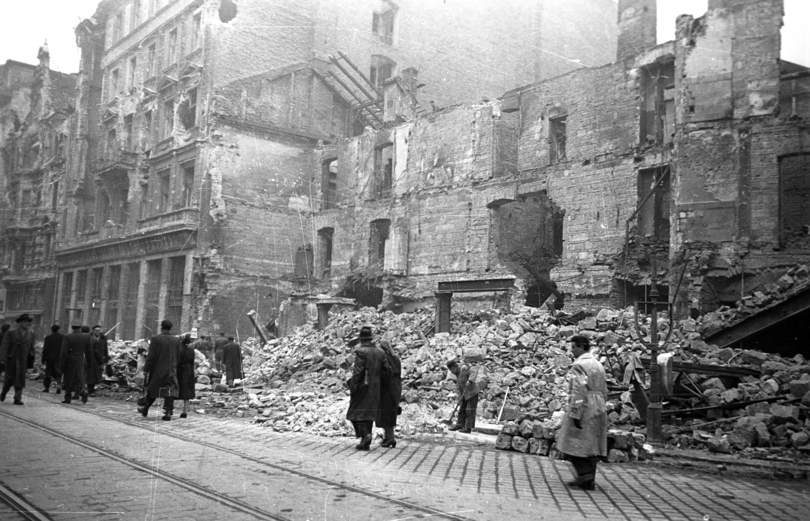 Magyarország, Budapest VII., a Rákóczi út az Osvát (Miksa) utcától az Erzsébet (Lenin) körút felé fényképezve., 1956, Bauer Sándor, Budapest, épületkár, Fortepan #199481