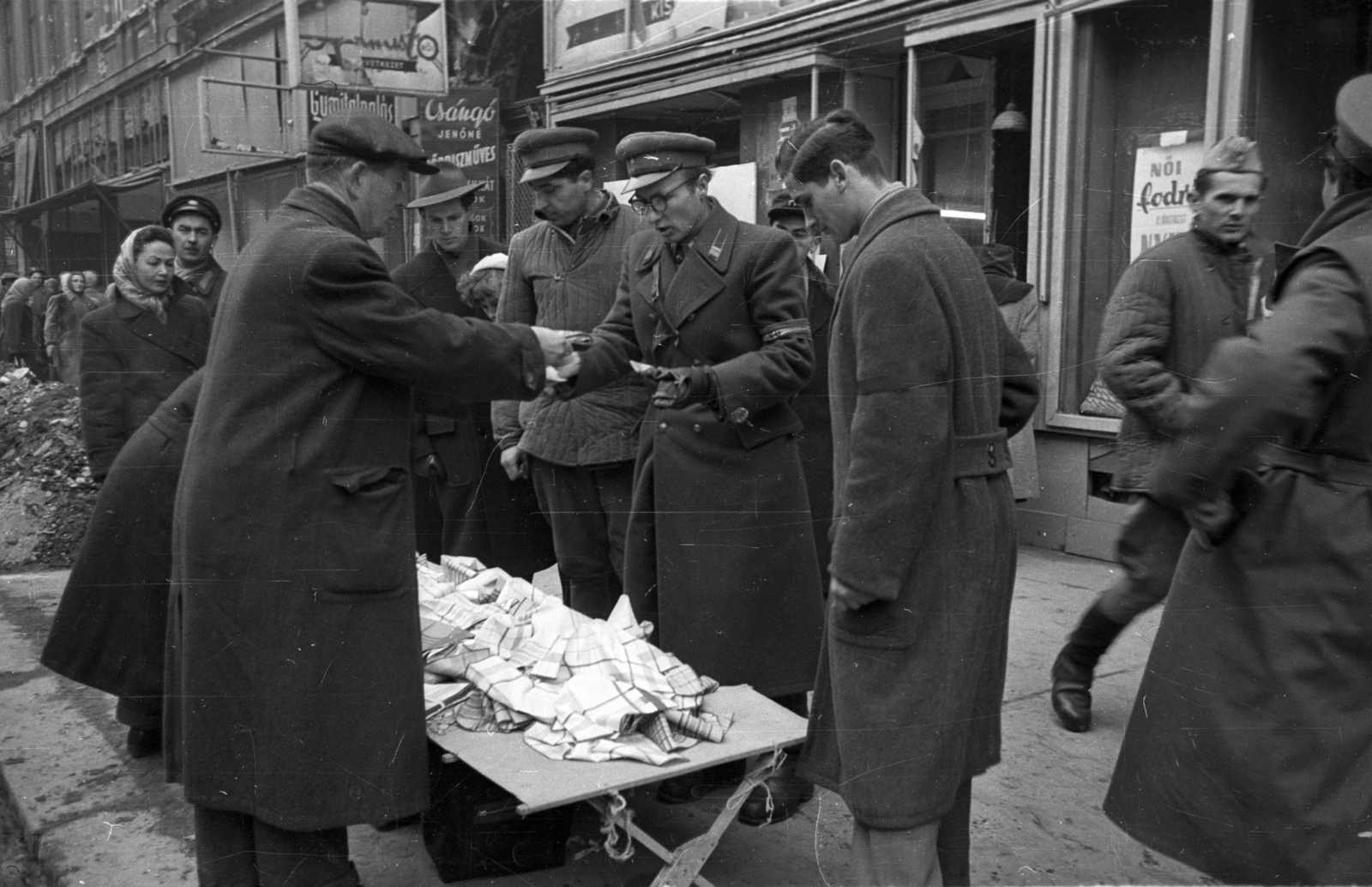 Hungary, Budapest VIII., a felvétel a Rákóczi út 53-as számú ház előtt készült., 1956, Bauer Sándor, Budapest, soldier, armband, seller, handkerchief, Fortepan #199483