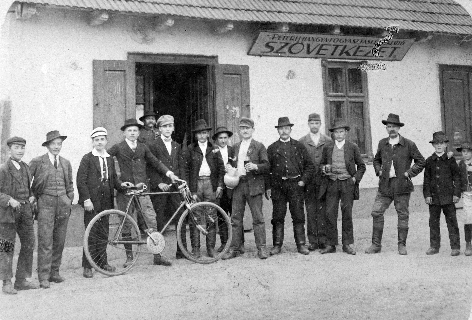 Magyarország, Péteri, Hangya Fogyasztási Értékesítő Szövetkezet., 1926, Fortepan, kerékpár, német gyártmány, csoportkép, Premier-márka, Premier Britannia, Hangya Szövetkezet, Fortepan #19949