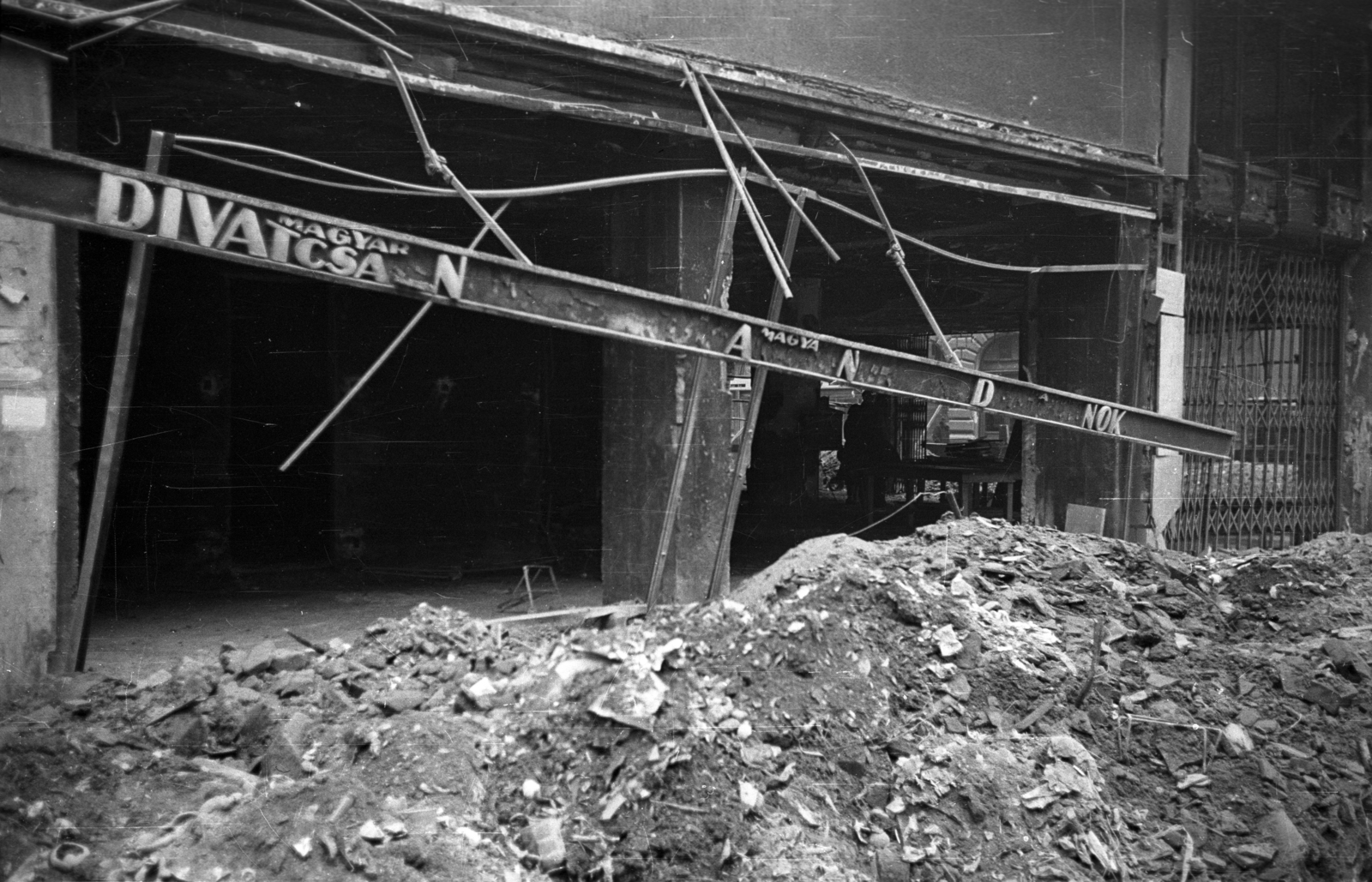 Hungary, Budapest VII., a romos Rákóczi út 76. számú épület, jobbra az Alsó erdősor., 1956, Bauer Sándor, Budapest, damaged building, Fortepan #199490