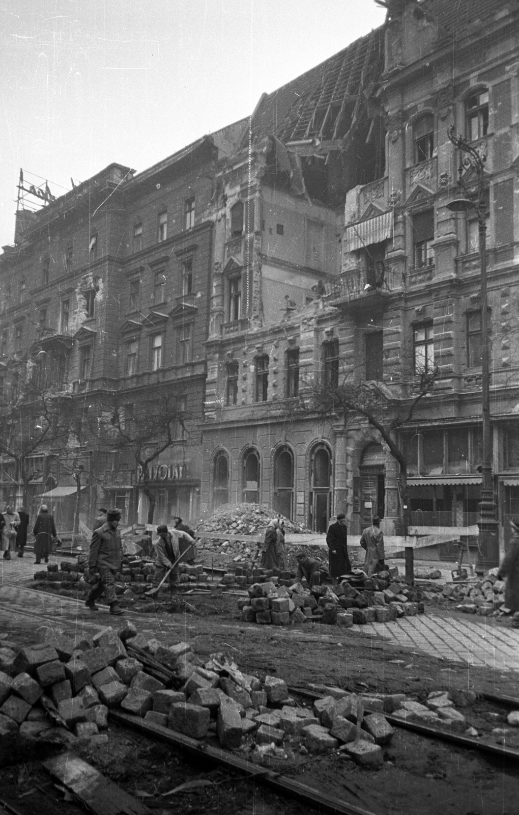 Hungary, Budapest VII., Erzsébet (Lenin) körút a Dohány utca felé nézve, jobbra 14-es számú ház., 1956, Bauer Sándor, Budapest, damaged building, revolution, Fortepan #199492