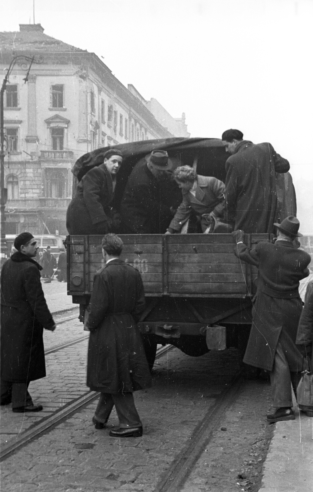 Hungary, Budapest VIII., József körút, villamosmegálló a Blaha Lujza térnél, háttérben a Rákóczi útnál az EMKE ház., 1956, Bauer Sándor, Budapest, commercial vehicle, Fortepan #199500