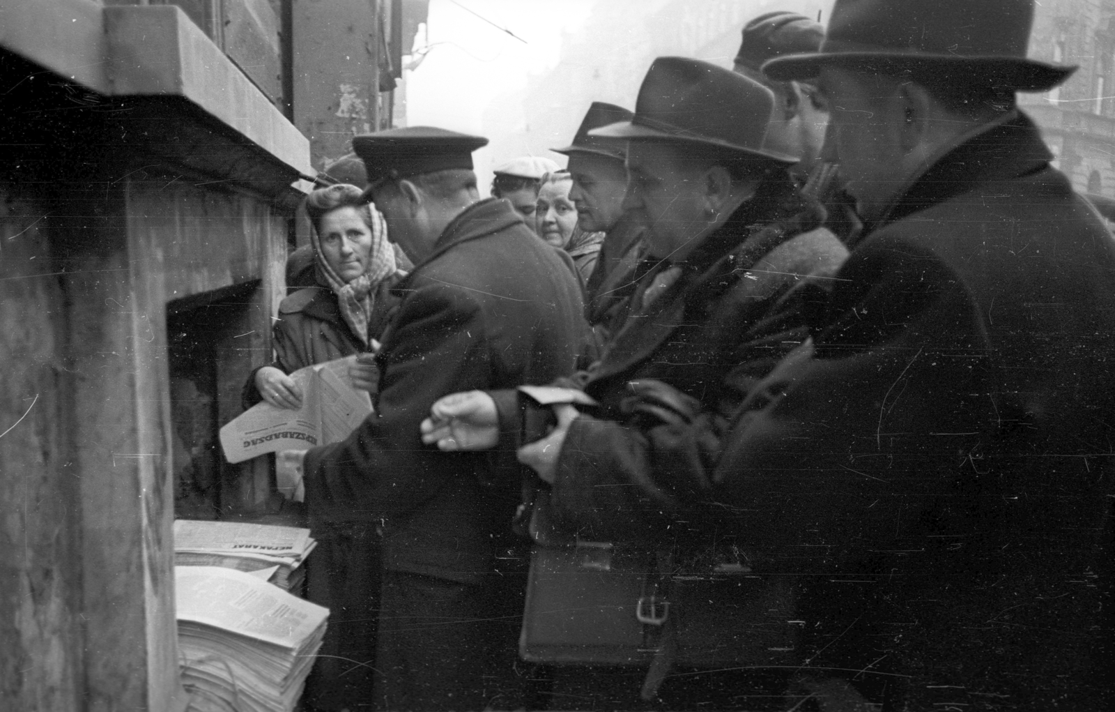 Hungary, Budapest VIII., újságárus a Népszínház utca 14-es számú ház előtt., 1956, Bauer Sándor, Budapest, newspaper, Fortepan #199501