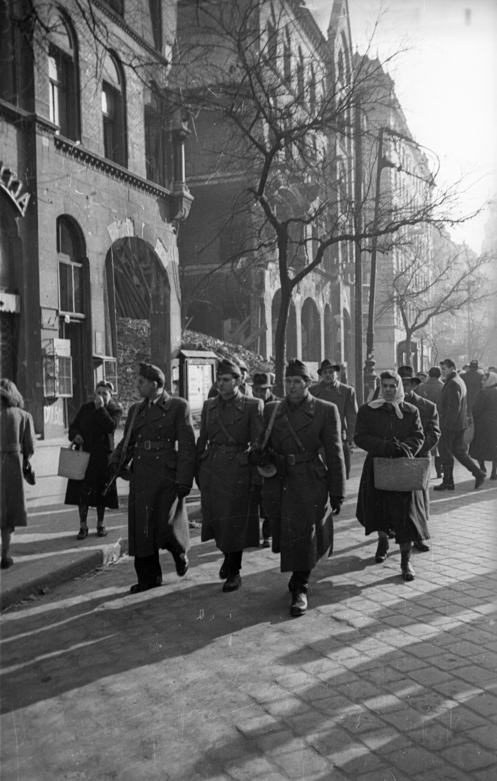 Hungary, Budapest VII., a felvétel az Erzsébet (Lenin) körút 19., (a Barcsay utca sarkán álló ház) előtt készült., 1956, Bauer Sándor, Budapest, soldier, PPS machine gun, Fortepan #199504