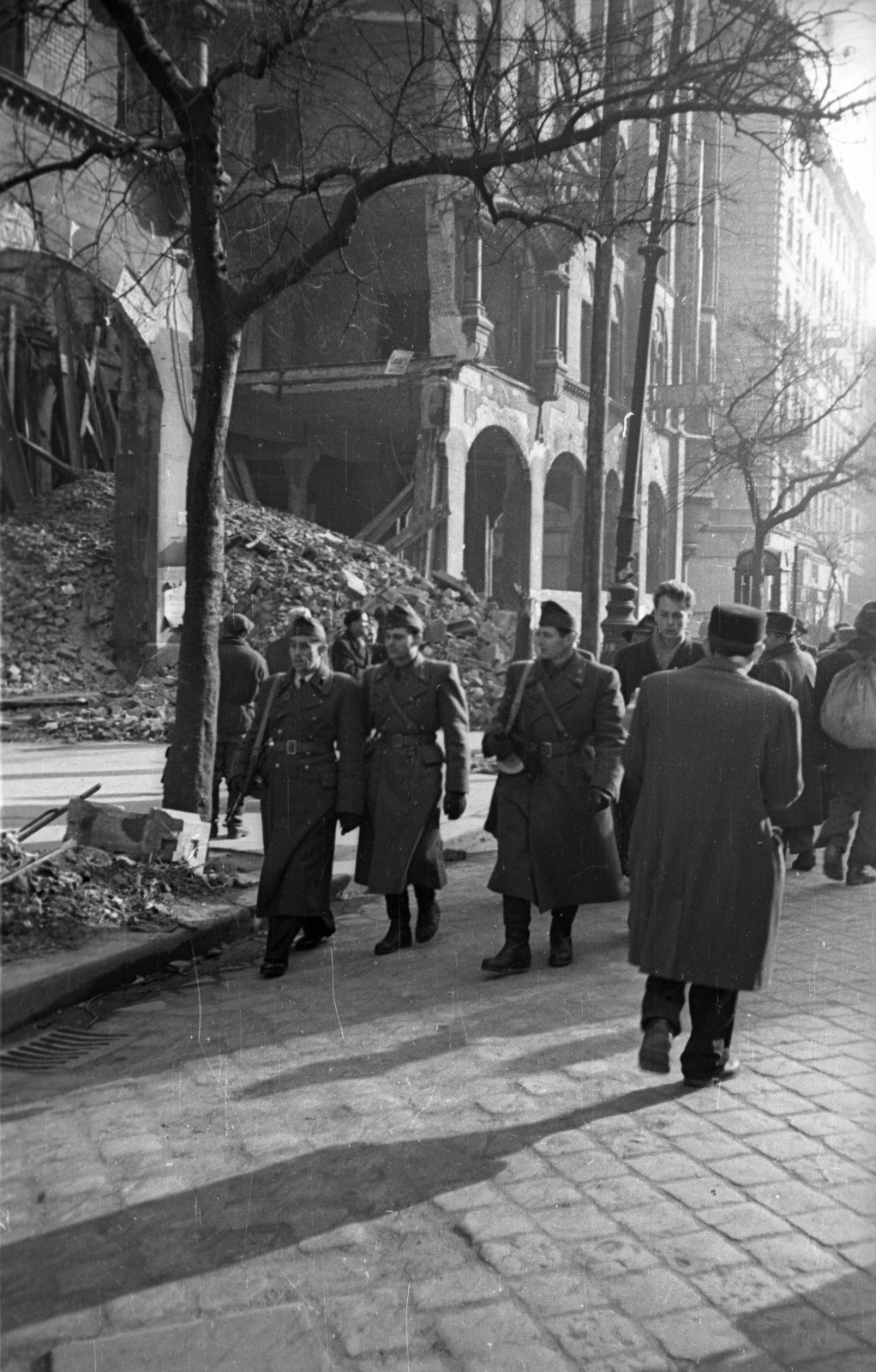 Hungary, Budapest VII., a felvétel az Erzsébet (Lenin) körút 19., (a Barcsay utca sarkán álló ház) előtt készült., 1956, Bauer Sándor, Budapest, soldier, PPS machine gun, Fortepan #199505