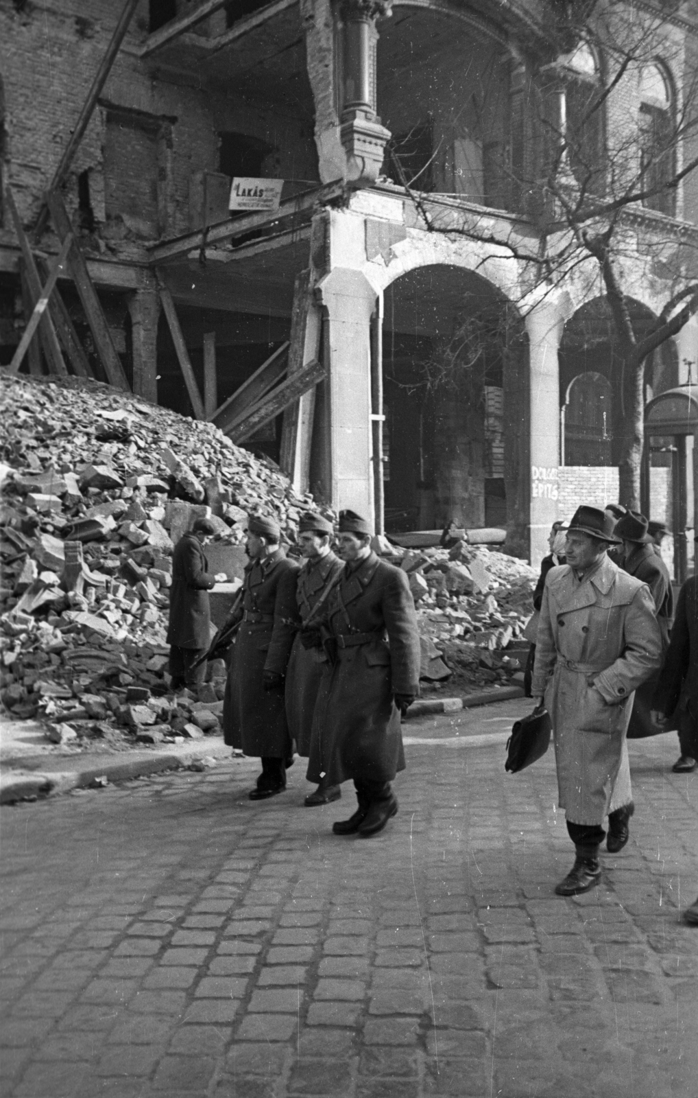 Hungary, Budapest VII., a felvétel az Erzsébet (Lenin) körút 19., (a Barcsay utca sarkán álló ház) előtt készült., 1956, Bauer Sándor, Budapest, soldier, damaged building, machine gun, Fortepan #199506