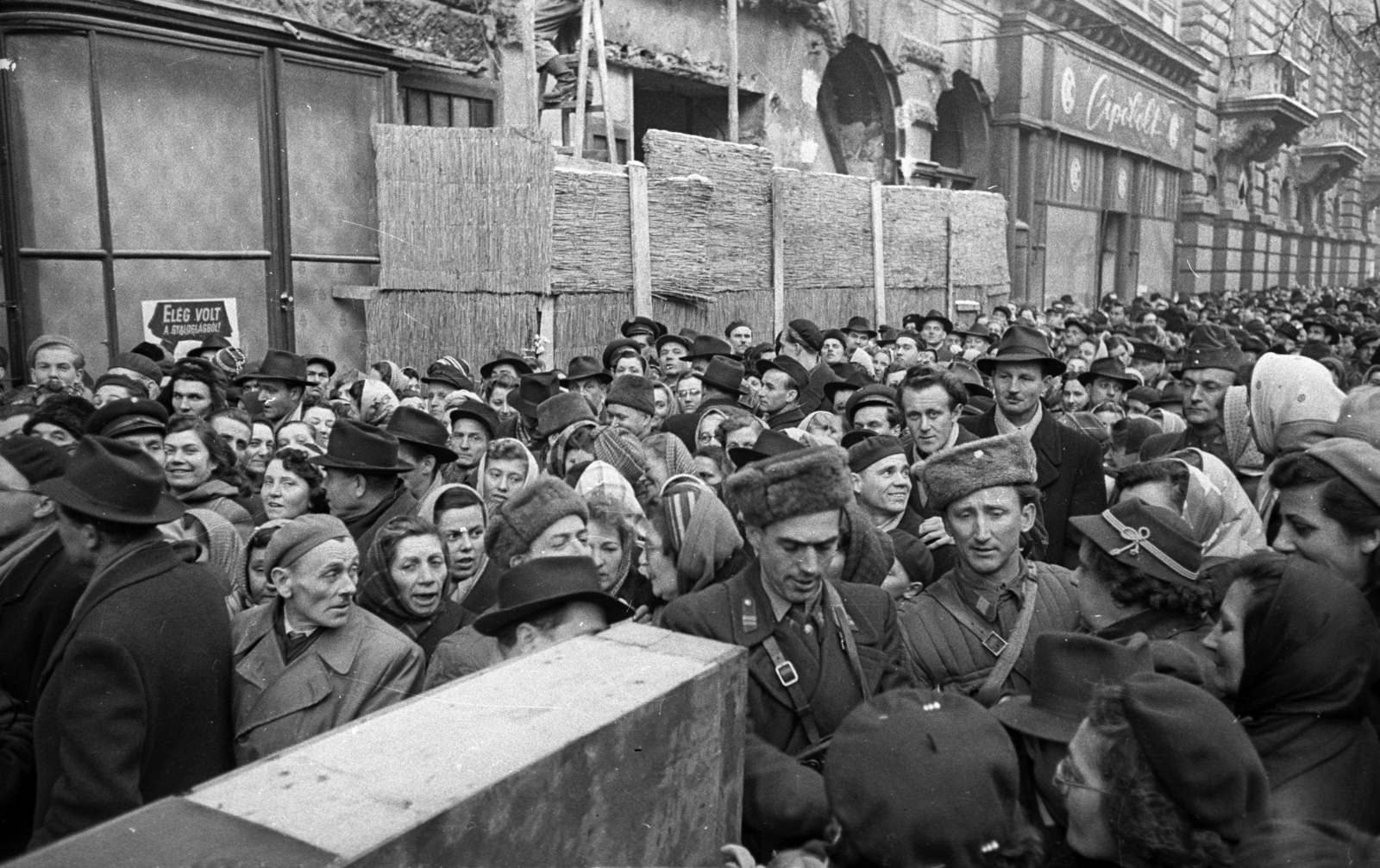 Hungary, Budapest VI., Andrássy út (Magyar Ifjúság útja), sorban állók a Divatcsarnok megnyitása napján, 1957. január 2-án., 1957, Bauer Sándor, Budapest, mass, soldier, Fortepan #199512