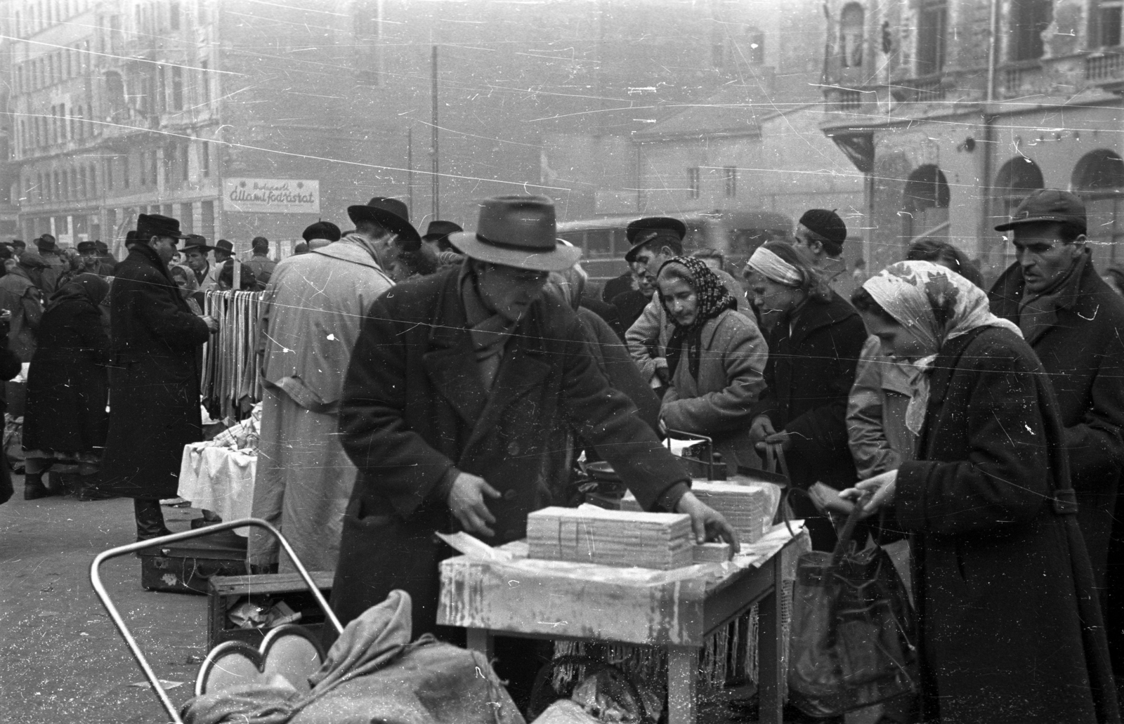 Hungary, Budapest VIII.,Budapest VII., Blaha Lujza tér, árusok a Nemzeti Színház mellett, háttérben a Rákóczi út - Akácfa utca sarok., 1956, Bauer Sándor, Budapest, market, Fortepan #199514