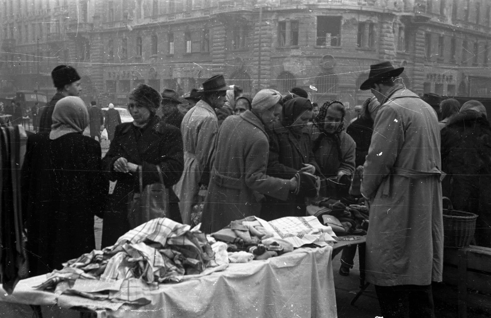Hungary, Budapest VIII.,Budapest VII., Blaha Lujza tér, árusok a Nemzeti Színház mellett, háttérben a Rákóczi út - Erzsébet (Lenin) körút sarok Csemege Áruház / éjjel-nappal közért épülete., 1956, Bauer Sándor, Budapest, market, Fortepan #199515