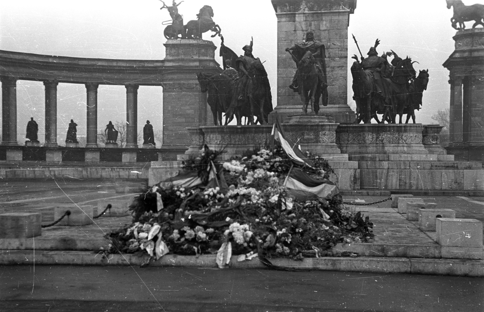 Hungary, Budapest XIV., Hősök tere, a Hősök emlékköve, Millenniumi emlékmű., 1956, Bauer Sándor, Budapest, flower, flag, Fortepan #199517