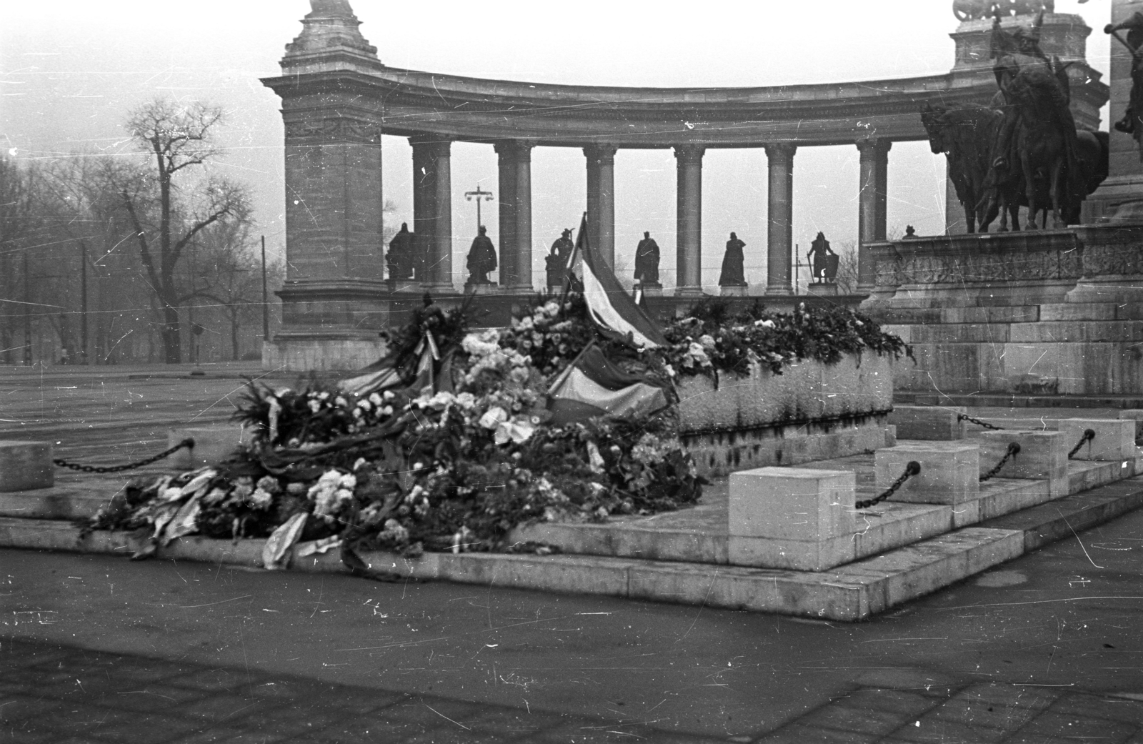 Hungary, Budapest XIV., Hősök tere, a Hősök emlékköve, Millenniumi emlékmű., 1956, Bauer Sándor, Budapest, flower, flag, wreath, Fortepan #199518