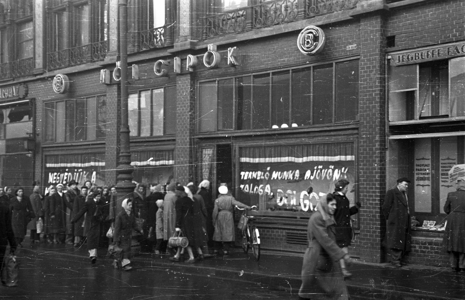 Hungary, Budapest V., Ferenciek tere (Felszabadulás tér), a Párizsi-udvar épülete., 1956, Bauer Sándor, Budapest, Show window, slogan, standing in line, shoe store, Fortepan #199519