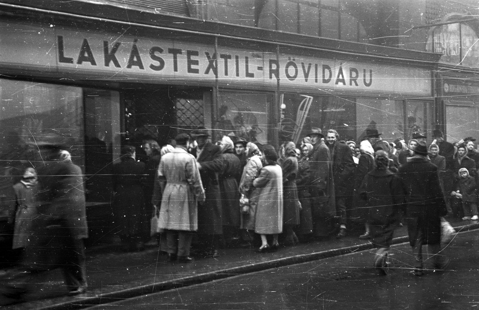 Magyarország, Budapest V., Kígyó utca 4-6., jobbra a Mézes Mackó büfé., 1956, Bauer Sándor, Budapest, Lakástextil, sorbanállás, Fortepan #199520