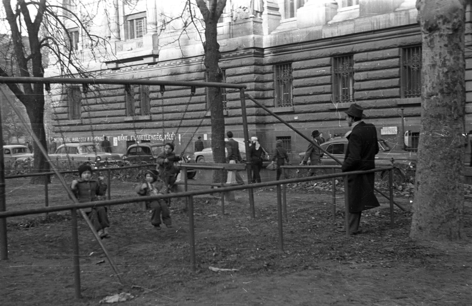 Hungary, Budapest V., Szabadság tér, játszótér a Nemzeti Bank mellett., 1956, Bauer Sándor, Budapest, swing, Fortepan #199522