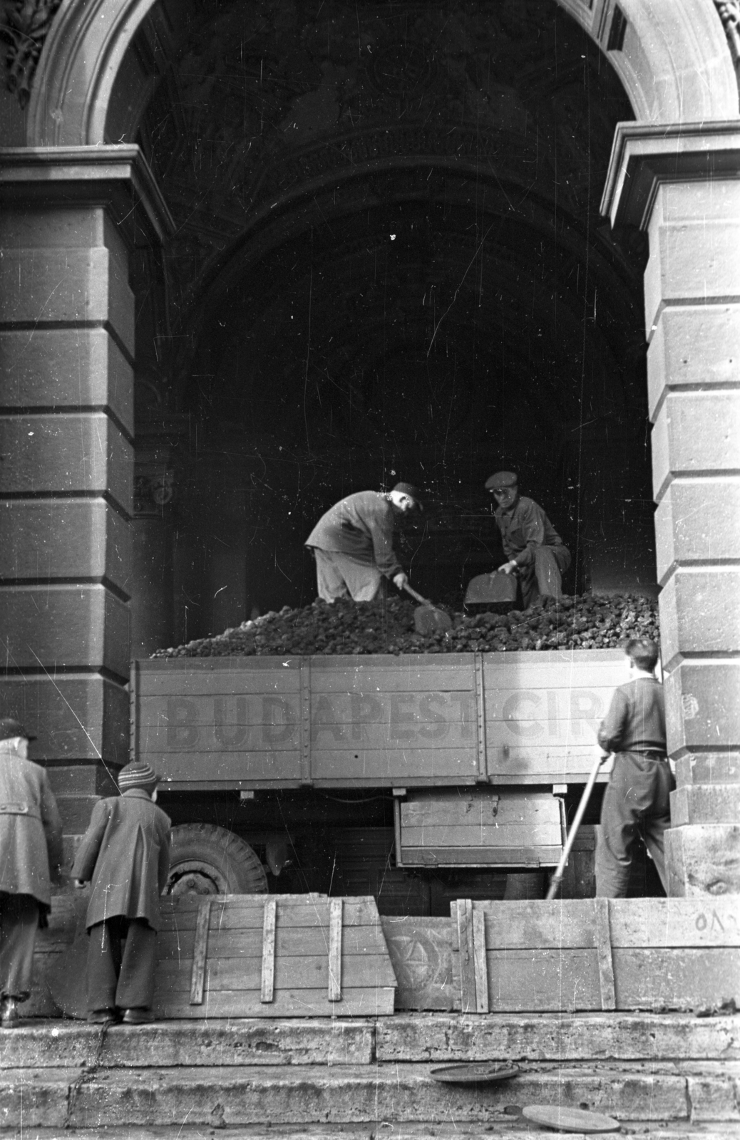 Hungary, Budapest VI., Andrássy út (Magyar Ifjúság útja), Magyar Állami Operaház., 1956, Bauer Sándor, Budapest, commercial vehicle, firewood, shovel, Fortepan #199523