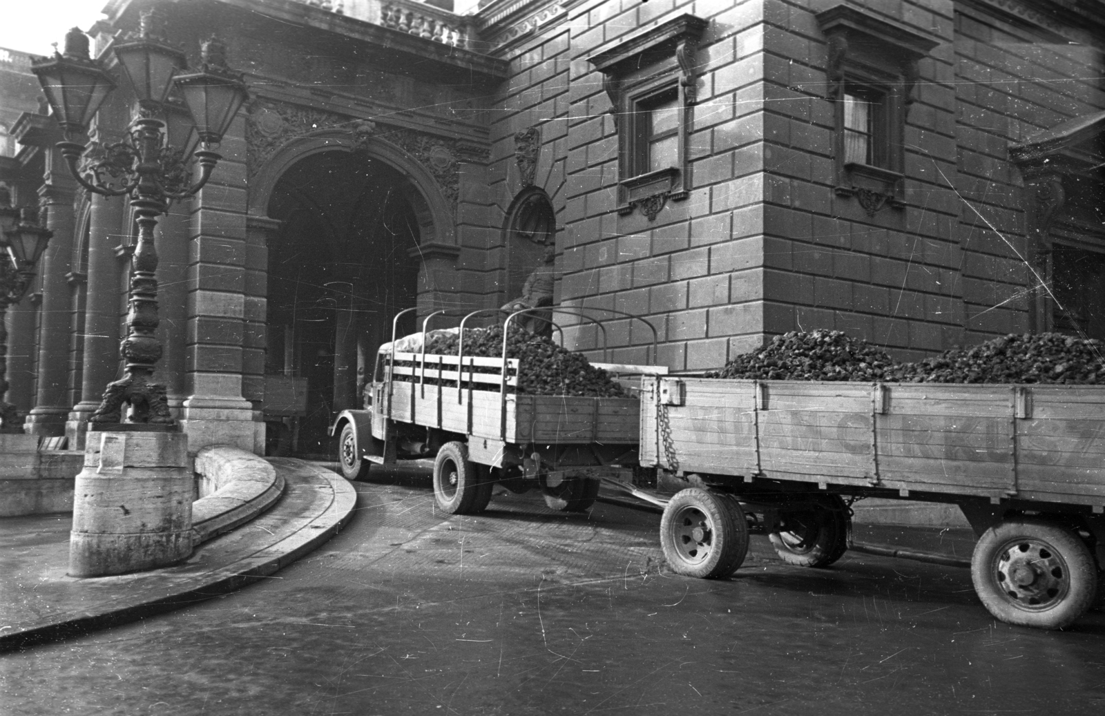 Hungary, Budapest VI., Andrássy út (Magyar Ifjúság útja), Magyar Állami Operaház., 1956, Bauer Sándor, Budapest, firewood, commercial vehicle, label, trailer, Fortepan #199524