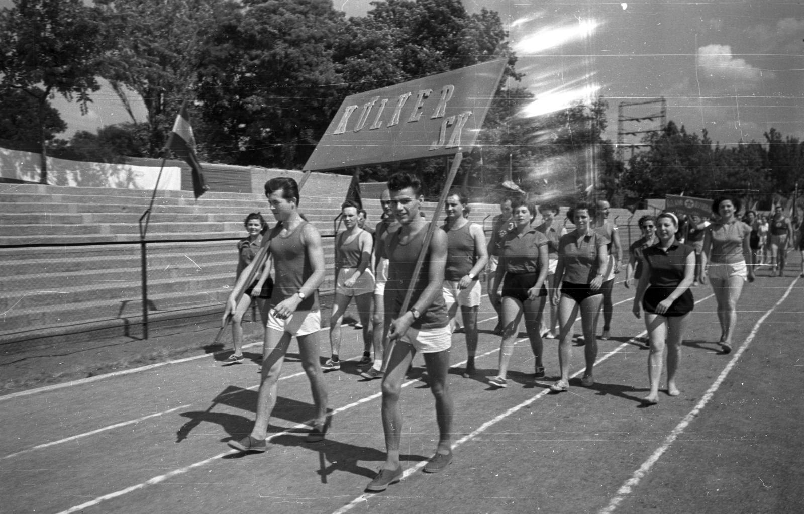 Magyarország, Népliget, Budapest X., Építők pálya., 1955, Bauer Sándor, felvonulás, sportpálya, sportoló, tábla, Budapest, Fortepan #199528
