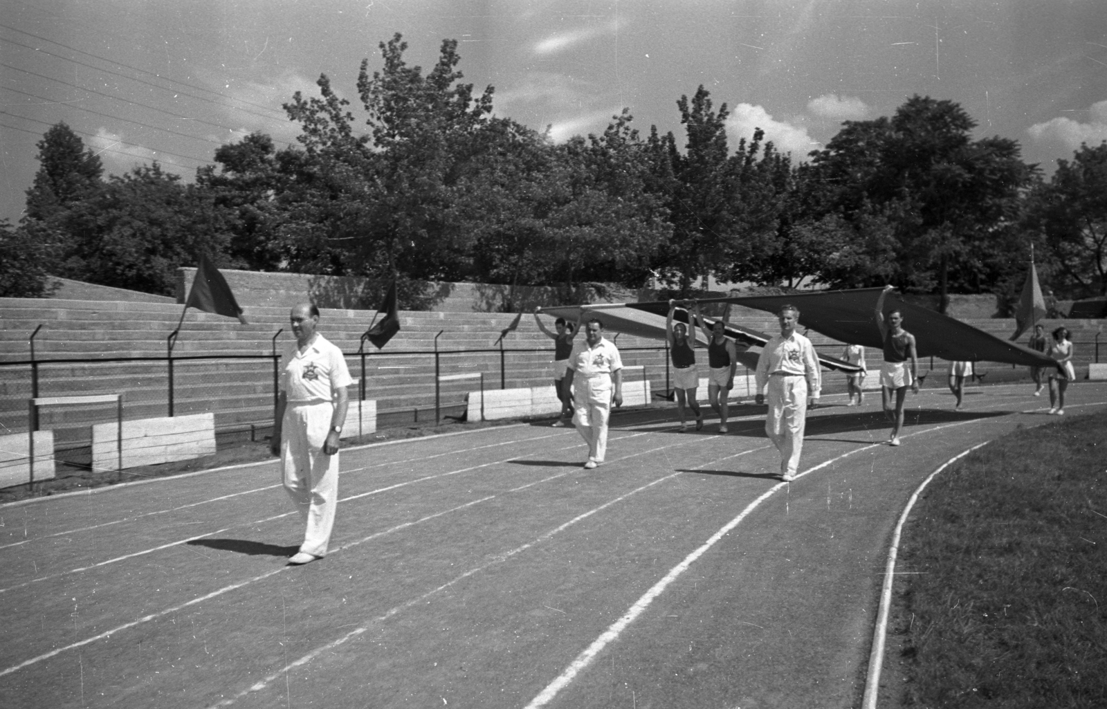 Magyarország, Népliget, Budapest X., Építők pálya., 1955, Bauer Sándor, felvonulás, sportpálya, sportoló, Budapest, Fortepan #199530