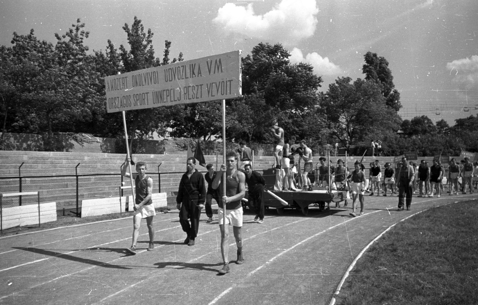 Magyarország, Népliget, Budapest X., Építők pálya., 1955, Bauer Sándor, felvonulás, sportoló, tábla, Budapest, pódiumautó, Fortepan #199536