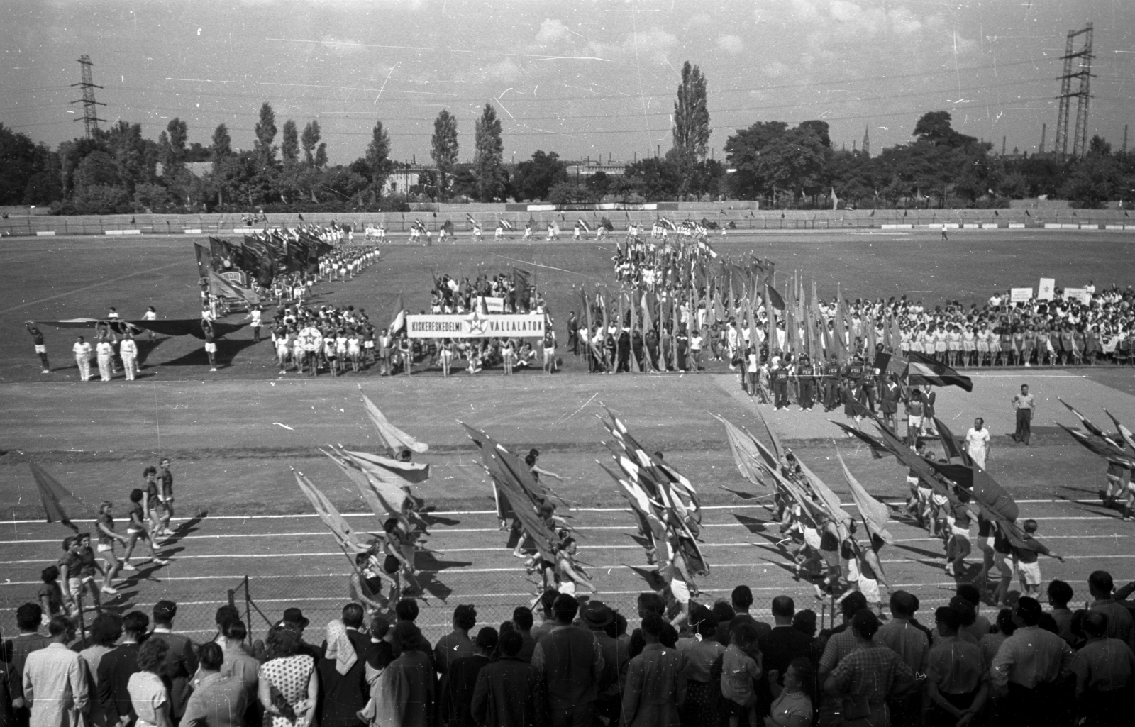 Magyarország, Népliget, Budapest X., Építők pálya., 1955, Bauer Sándor, Budapest, felvonulás, közönség, sportpálya, Fortepan #199538