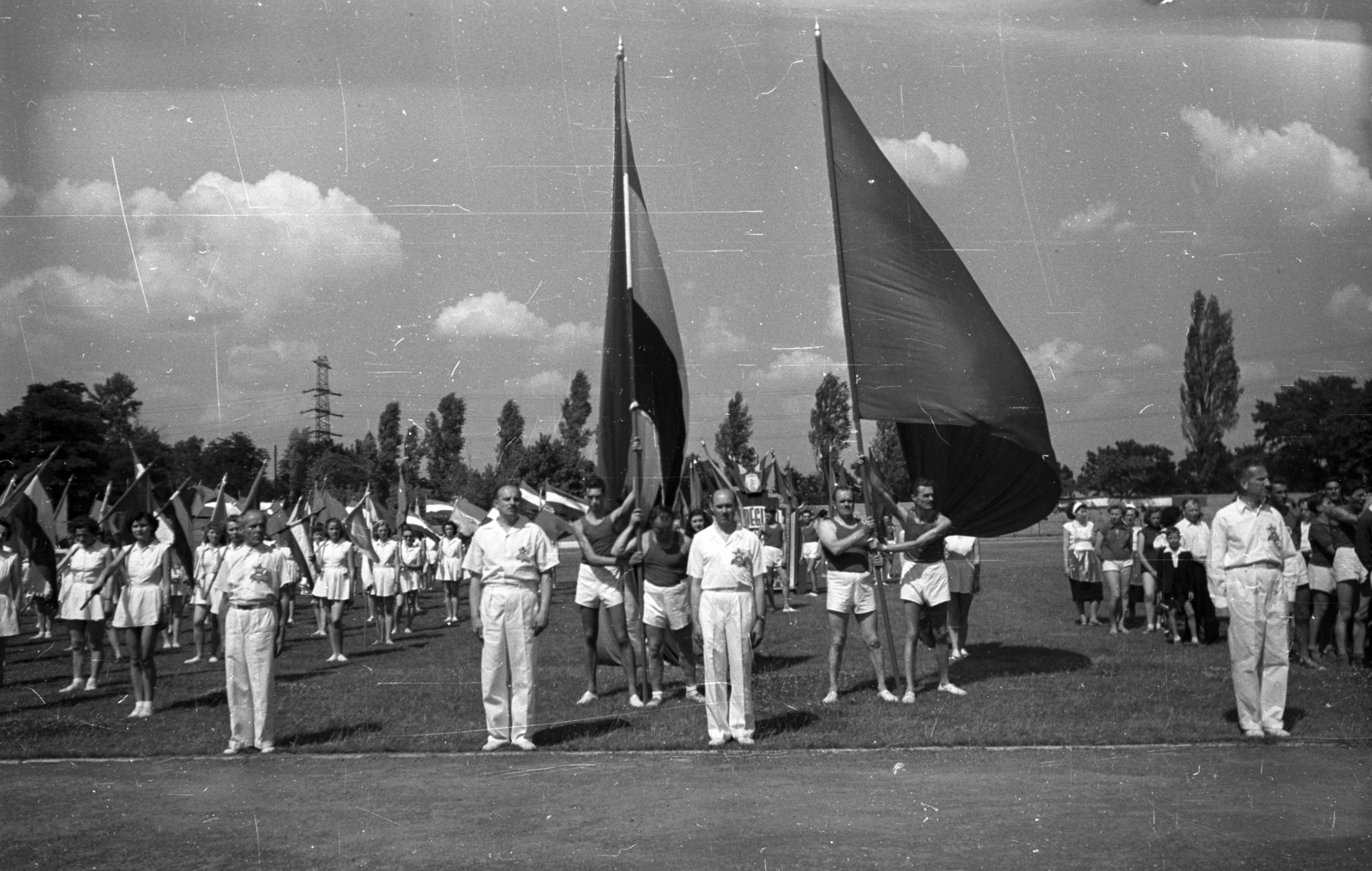 Magyarország, Népliget, Budapest X., Építők pálya., 1955, Bauer Sándor, Budapest, felvonulás, zászló, Fortepan #199540