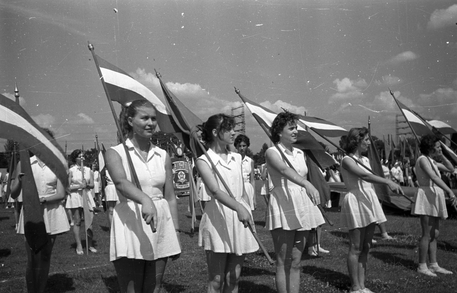 Magyarország, Népliget, Budapest X., Építők pálya., 1955, Bauer Sándor, Budapest, nők, zászló, fehér ruha, Fortepan #199541