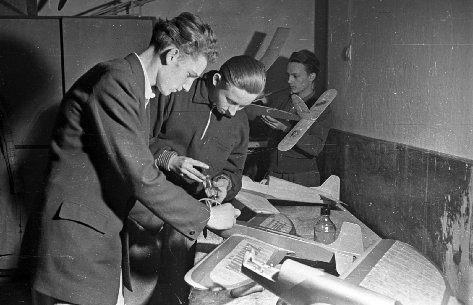 Hungary, Budapest XX., Nagy Győry István út 4-6., a Vasas Kultúrház (később Csili Művelődési Központ), modellező klub., 1959, Bauer Sándor, model plane, Budapest, Fortepan #199551