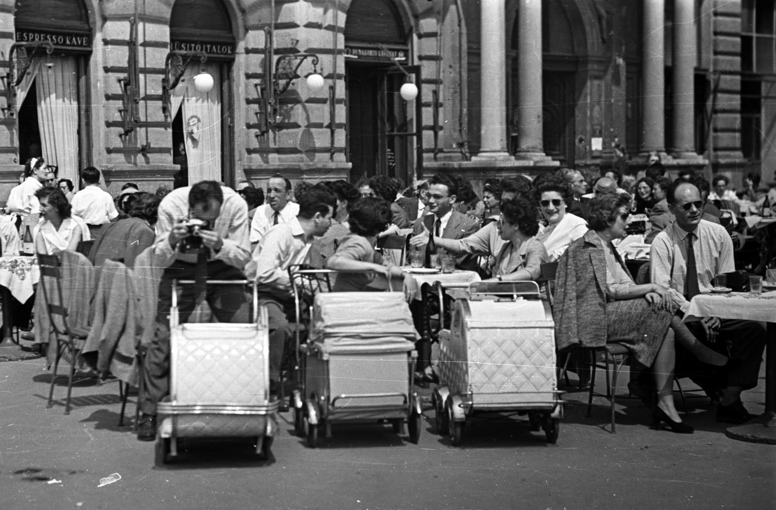 Magyarország, Budapest V., Vigadó (Molotov) tér 3., Dunakorzó eszpresszó., 1955, Bauer Sándor, babakocsi, Budapest, Fortepan #199556