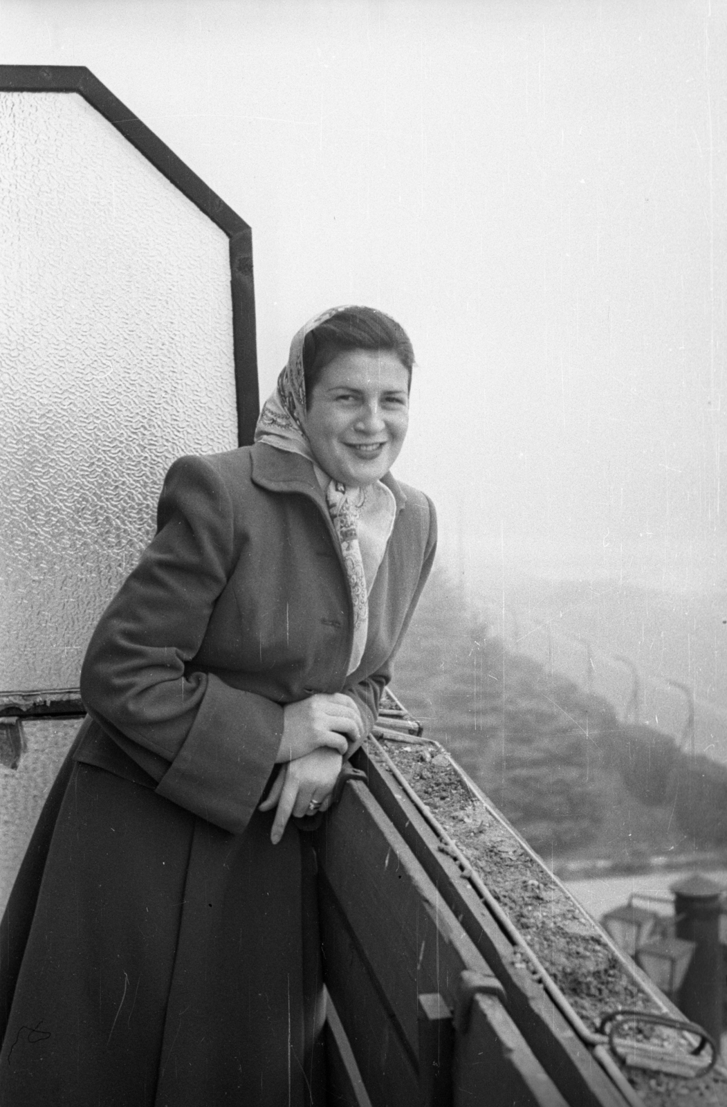 Magyarország, Széchenyihegy, Budapest XII., Rege utca, Vörös Csillag (egykor Golf, később Panoráma) szálloda erkélye., 1955, Bauer Sándor, Budapest, erkély, mosoly, kabát, fejkendő, hölgy, köd, Fortepan #199571