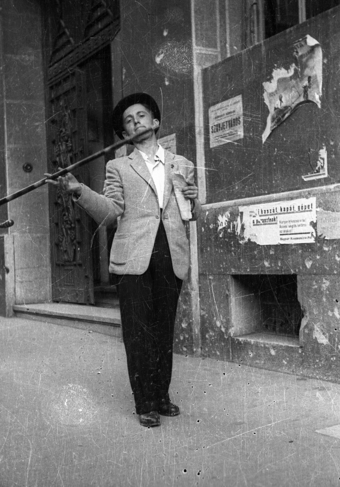 Magyarország, Budapest VIII., a felvétel a Magdolna (Koltói Anna) utca 5-7., a Vasas Szakszervezet Székháza előtt készült., 1945, Bauer Sándor, Budapest, mutatvány, plakát, Fortepan #199580