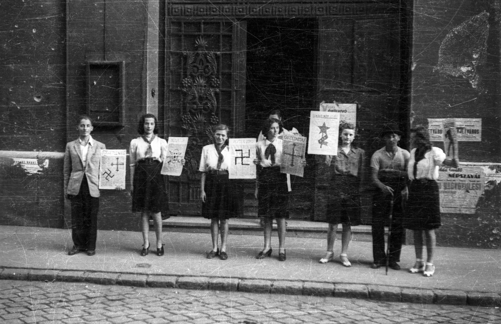 Magyarország, Budapest VIII., a felvétel a Magdolna (Koltói Anna) utca 5-7., a Vasas Szakszervezet Székháza előtt készült., 1945, Bauer Sándor, horogkereszt, középület, Budapest, plakát, propaganda, Fortepan #199582