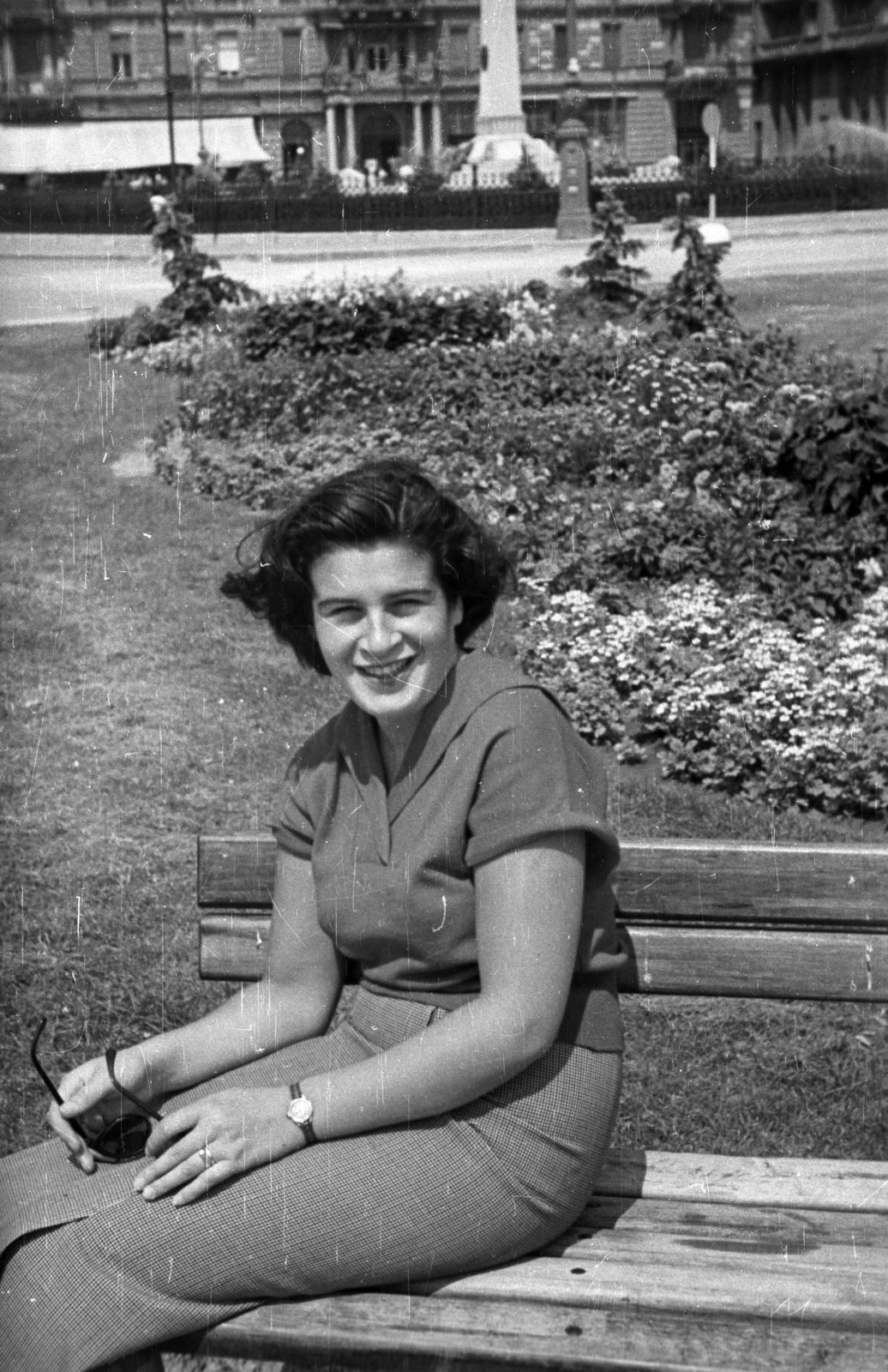 Hungary, Budapest V., a felvétel a Vigadó (Molotov) téren készült., 1953, Bauer Sándor, Budapest, shades, bench, smile, lady, wrist watch, hairdo, flower bed, Fortepan #199587