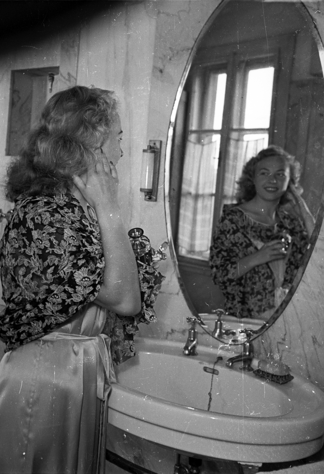 1951, Bauer Sándor, lady, mirror, reflection, Fortepan #199590