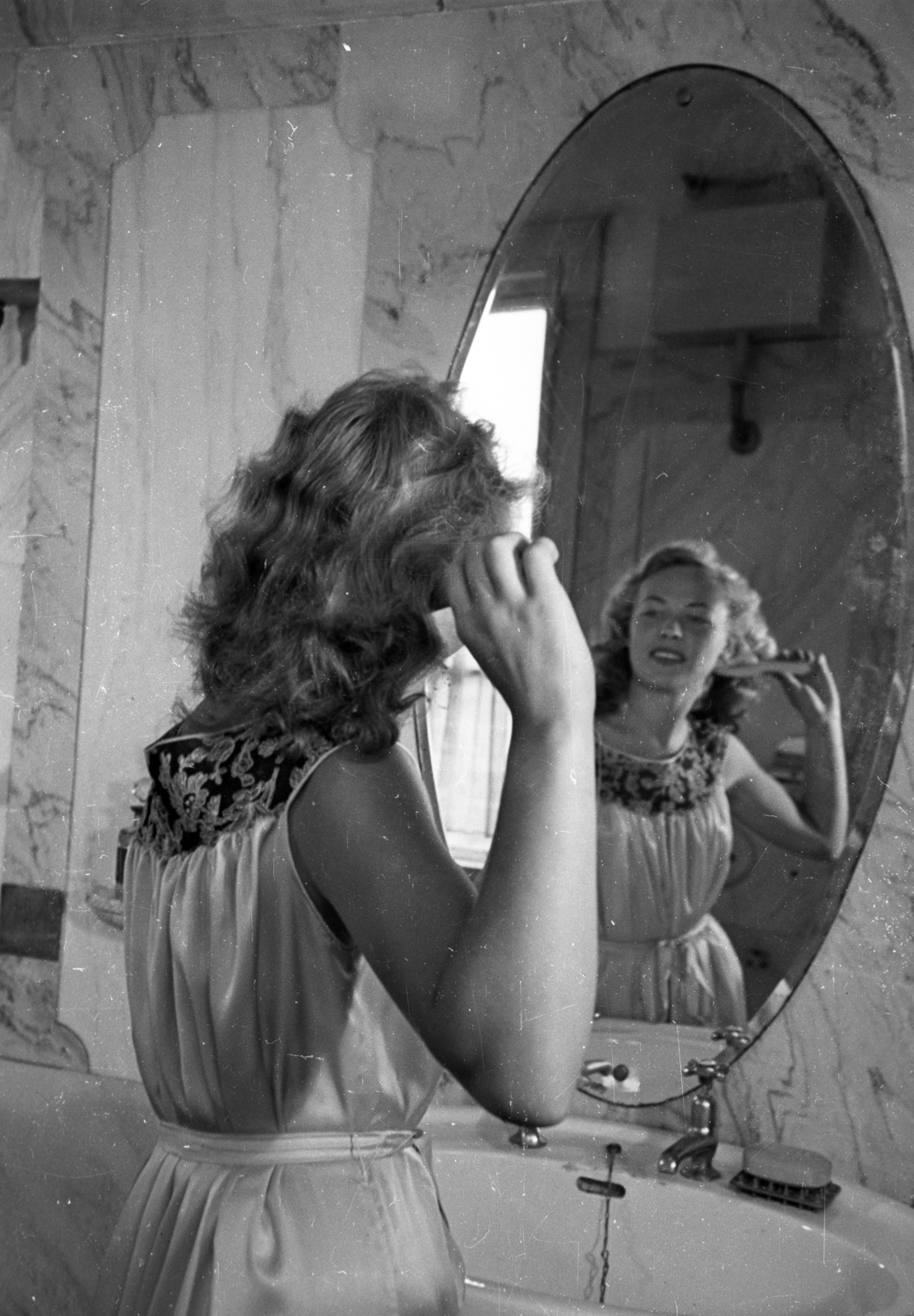 1951, Bauer Sándor, lady, mirror, bathroom, nightgown, reflection, combing, Fortepan #199591