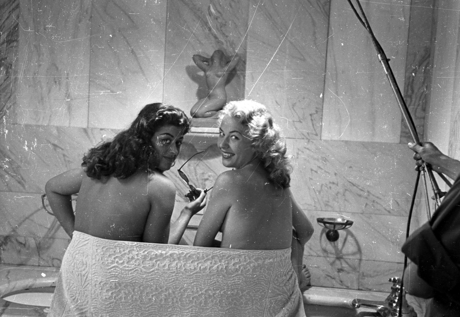 1951, Bauer Sándor, nude photo, nude picture, smile, lady, back, sculpture, nude figure, female figure, advertising photography, towel, bathroom, looking back, Fortepan #199596