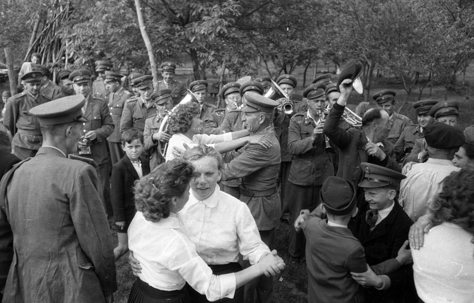 1954, Bauer Sándor, girls, military band, band, dance, wind band, fun, Fortepan #199602