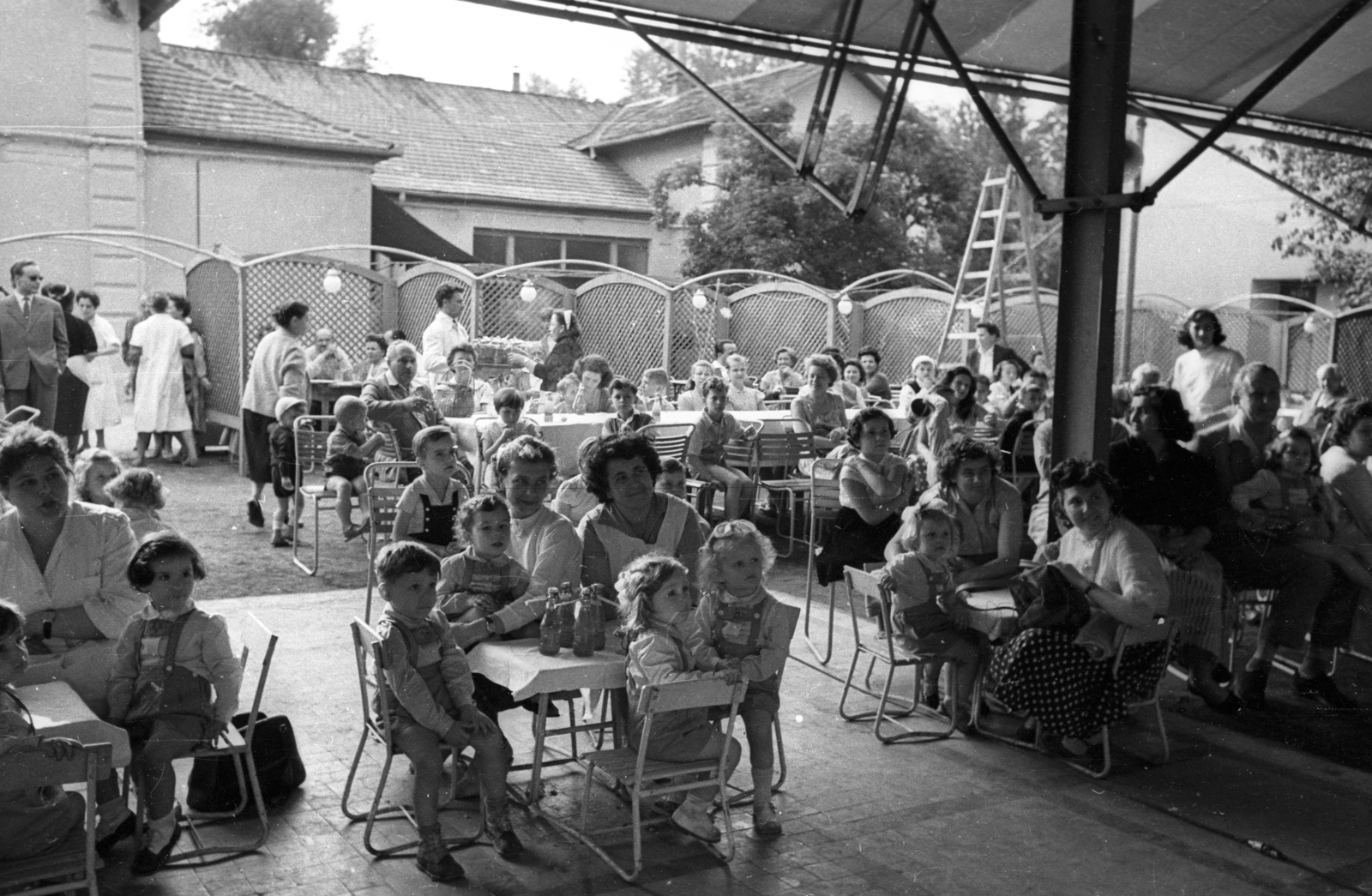 Hungary, Margit Islands, Budapest, Casino., 1954, Bauer Sándor, kids, refreshments, Fortepan #199604