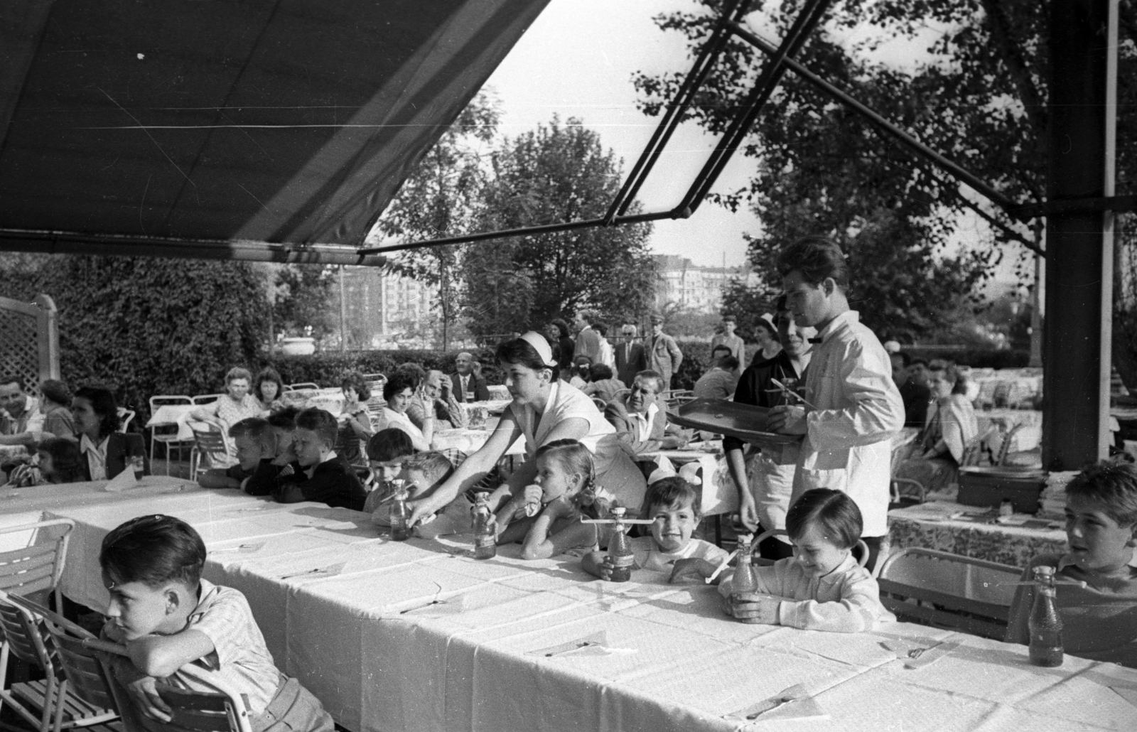 Hungary, Margit Islands, Budapest, Casino, háttérben az Újpesti rakpart és a Szent István park házai., 1954, Bauer Sándor, kids, refreshments, waiter, shader, Fortepan #199607