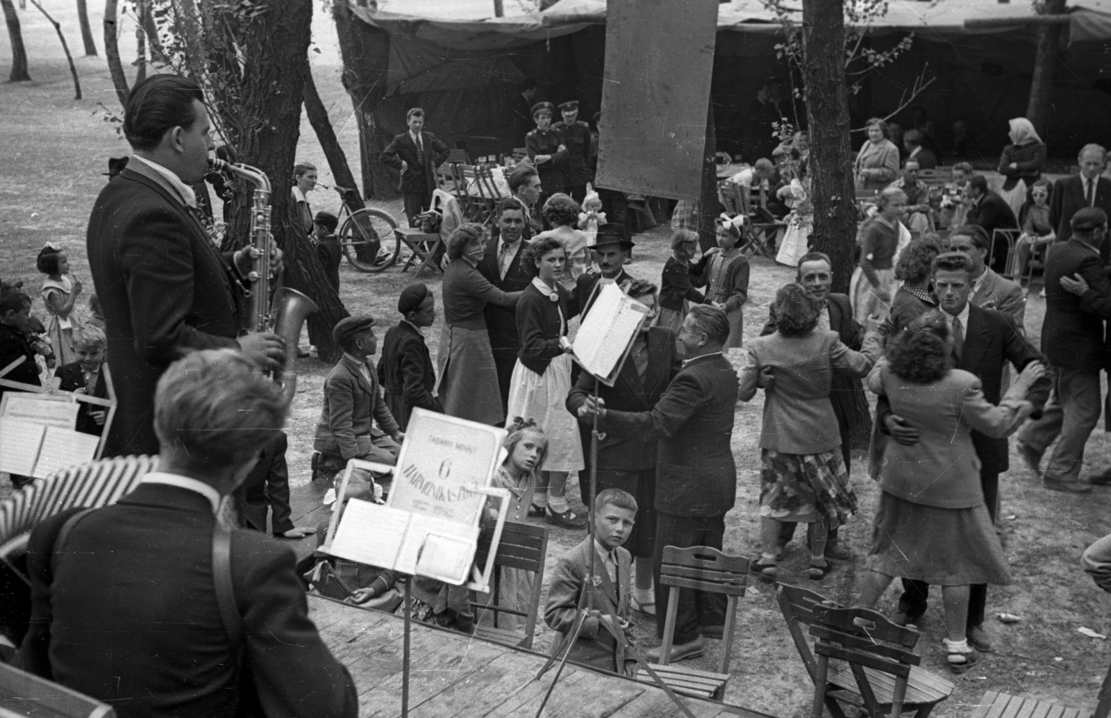 1954, Bauer Sándor, tánc, hangszer, kotta, szaxofon, kerthelyiség, ikrek, Fortepan #199613