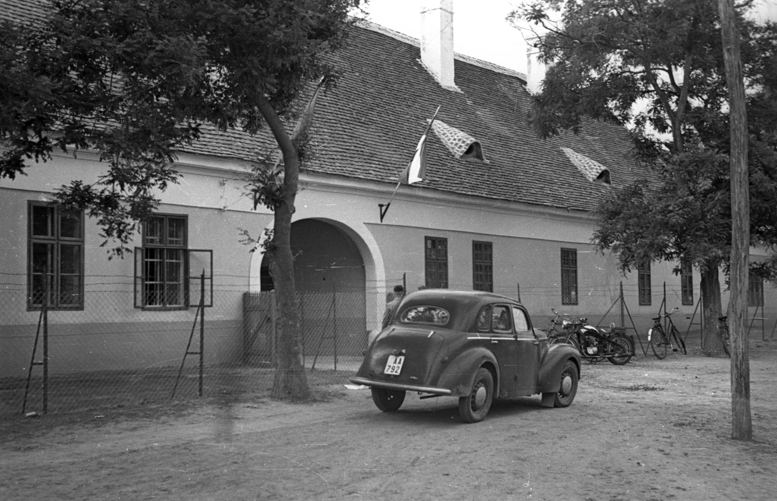 1954, Bauer Sándor, building, number plate, chain-link fence, automobile, Fortepan #199614